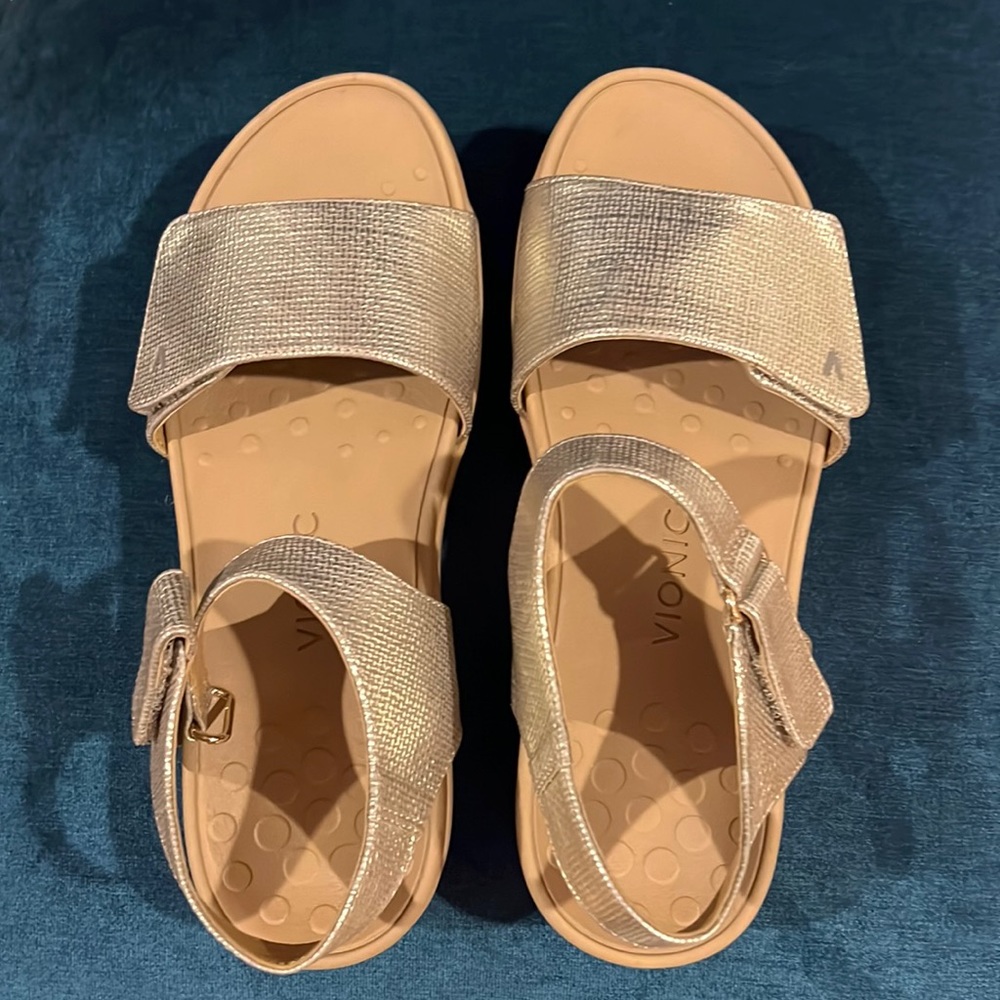 Women’s size 8 Vionic Raz worn once. Comes with original box.  RoseGold Metallic